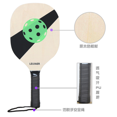 오피스 홍보에 필수적인 2개의 나무색 픽 라켓과 2개의 픽 볼